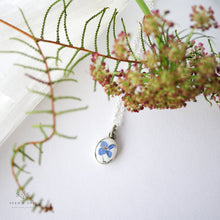 Load image into Gallery viewer, Small Heirloom Oval Necklace