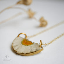 Load image into Gallery viewer, Gold Daisy Necklace