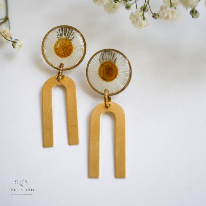 Gold Botanical Earrings - Daisy Chime